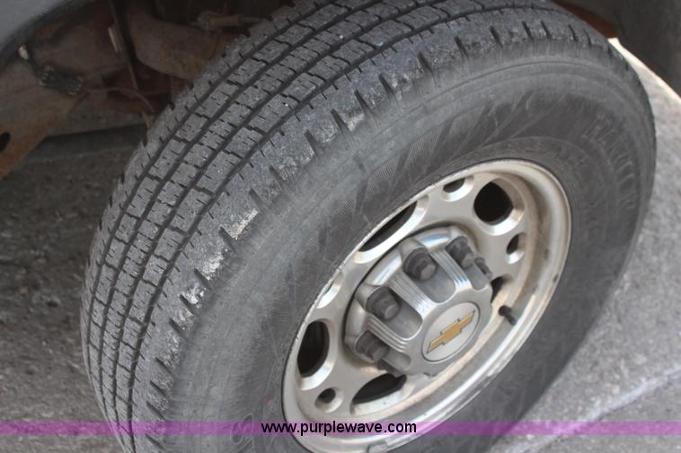 image for item K8947 2001 Chevrolet Suburban K2500 LS SUV