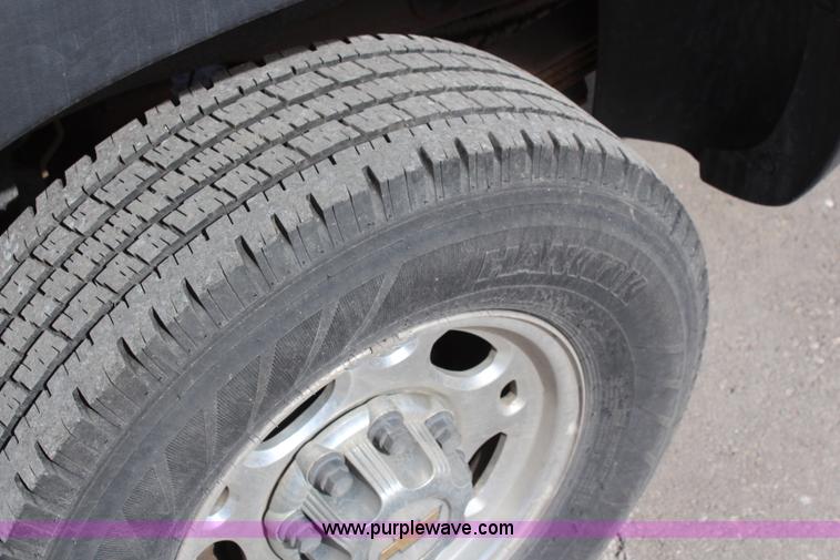 image for item K8947 2001 Chevrolet Suburban K2500 LS SUV