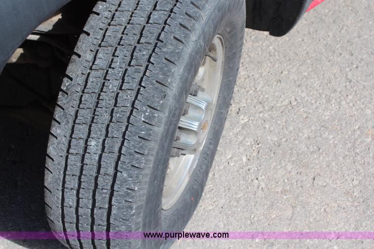 image for item K8947 2001 Chevrolet Suburban K2500 LS SUV