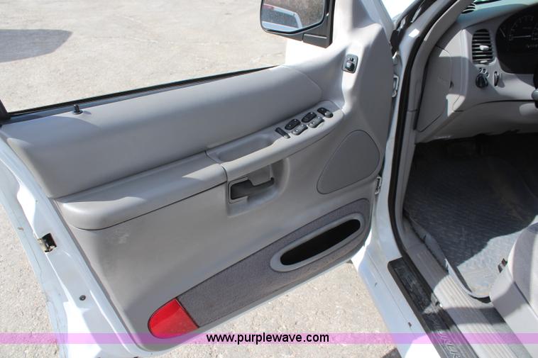 image for item K8948 2000 Ford Explorer XLS SUV