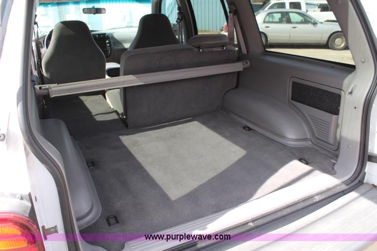 image for item K8948 2000 Ford Explorer XLS SUV