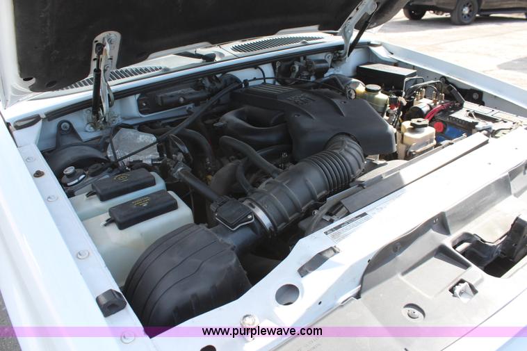 image for item K8948 2000 Ford Explorer XLS SUV