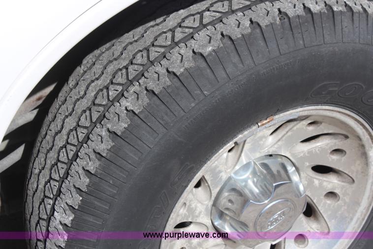 image for item K8948 2000 Ford Explorer XLS SUV