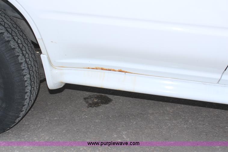 image for item K8948 2000 Ford Explorer XLS SUV