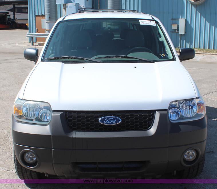 image for item K8949 2005 Ford Escape Hybrid SUV