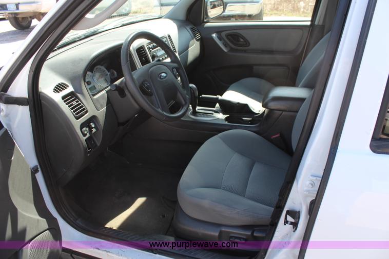 image for item K8949 2005 Ford Escape Hybrid SUV