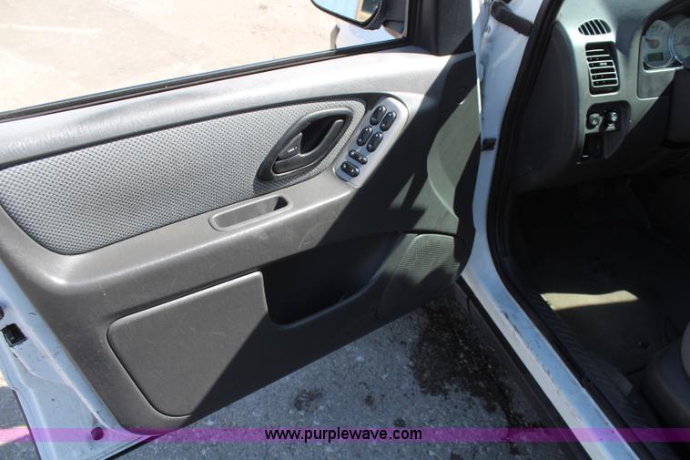 image for item K8949 2005 Ford Escape Hybrid SUV