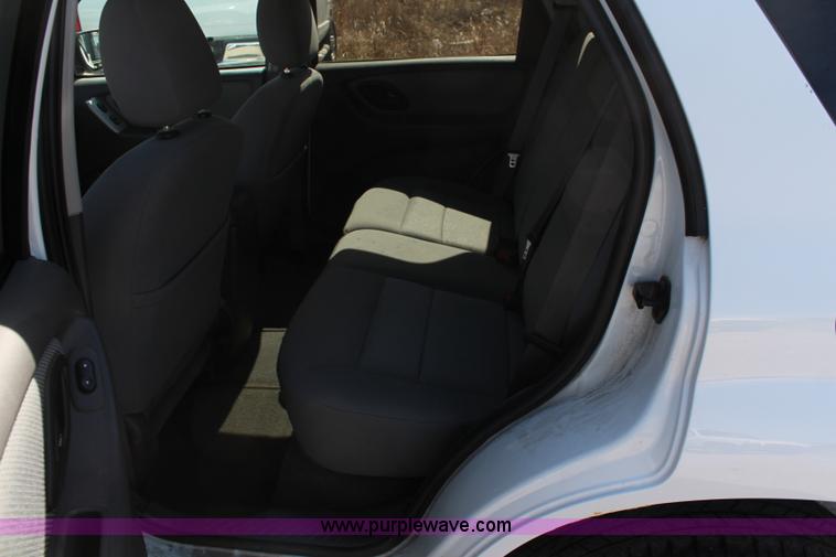 image for item K8949 2005 Ford Escape Hybrid SUV