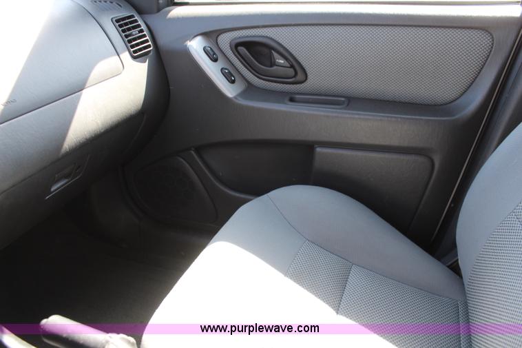 image for item K8949 2005 Ford Escape Hybrid SUV