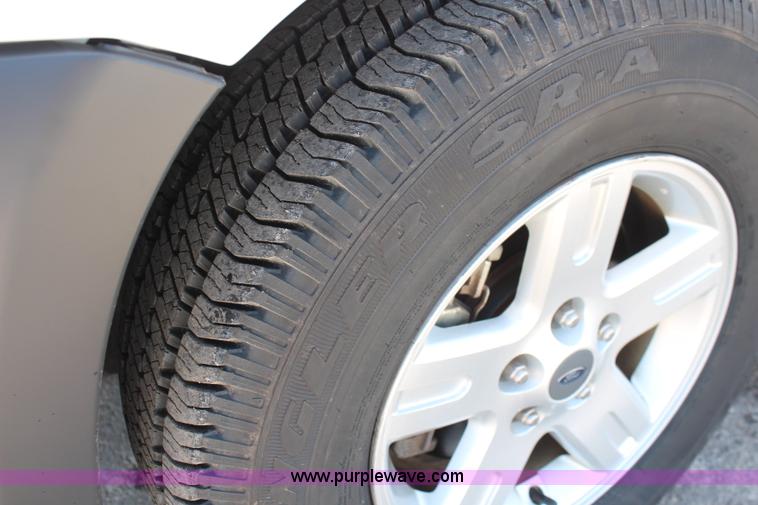 image for item K8949 2005 Ford Escape Hybrid SUV