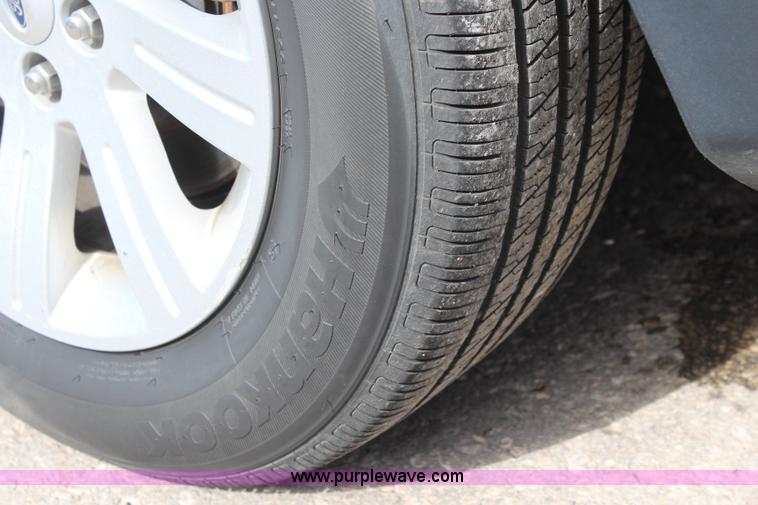 image for item K8996 2011 Ford Taurus SE