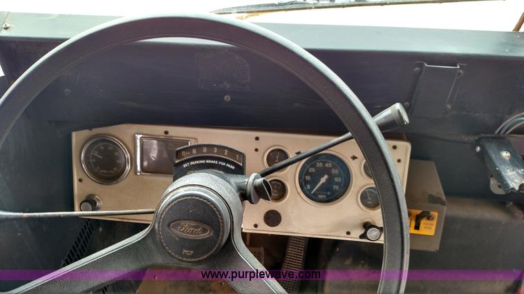 image for item L6701 1998 Ford B800 school bus