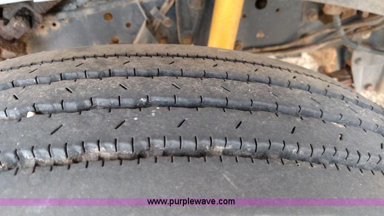 image for item L6701 1998 Ford B800 school bus