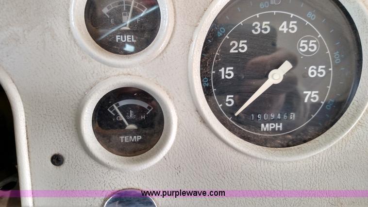 image for item L6702 1994 Ford B700 school bus