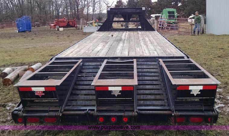 image for item AX9483 2007 PJ gooseneck trailer