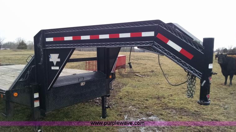 image for item AX9483 2007 PJ gooseneck trailer