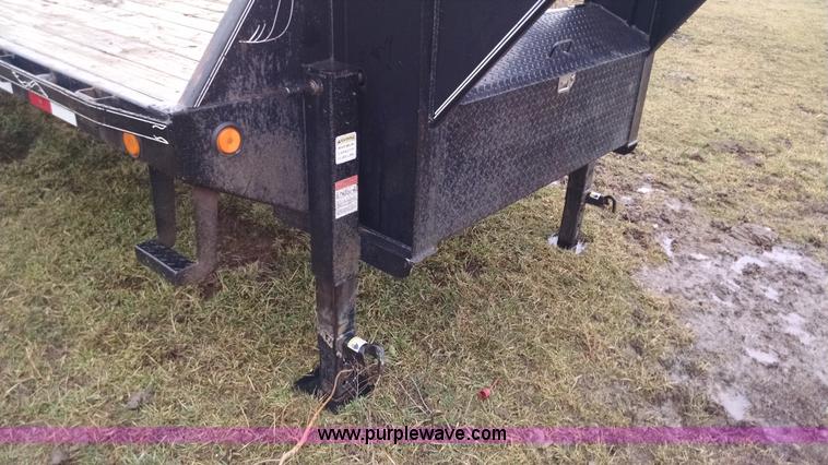 image for item AX9483 2007 PJ gooseneck trailer