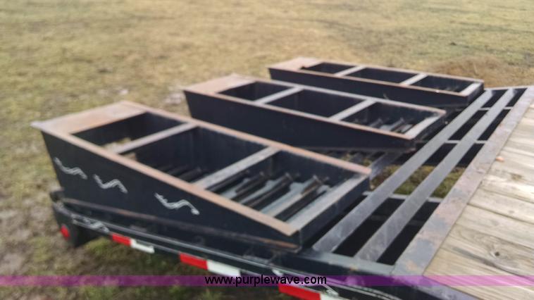 image for item AX9483 2007 PJ gooseneck trailer