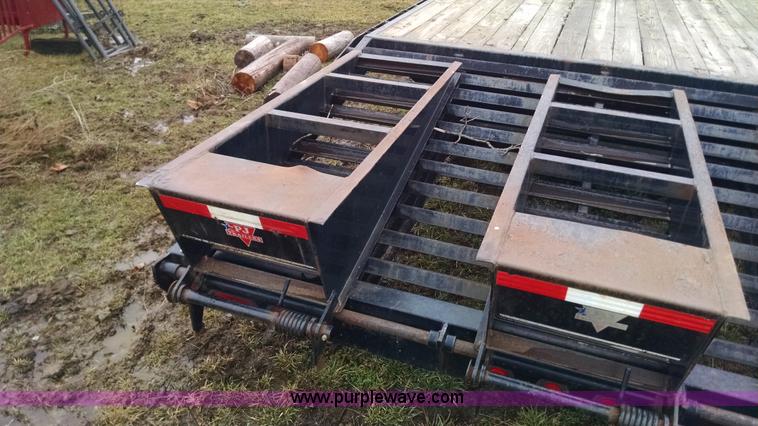 image for item AX9483 2007 PJ gooseneck trailer