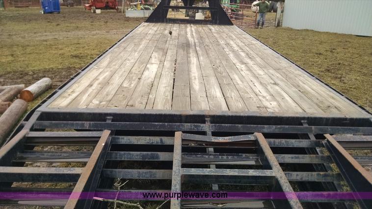 image for item AX9483 2007 PJ gooseneck trailer