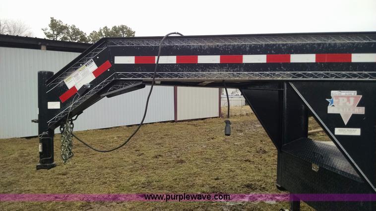 image for item AX9483 2007 PJ gooseneck trailer
