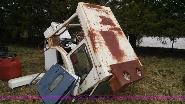 image for item AX9485 International tractor cab