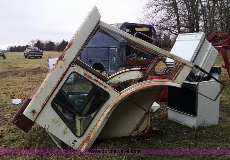 image for item AX9485 International tractor cab