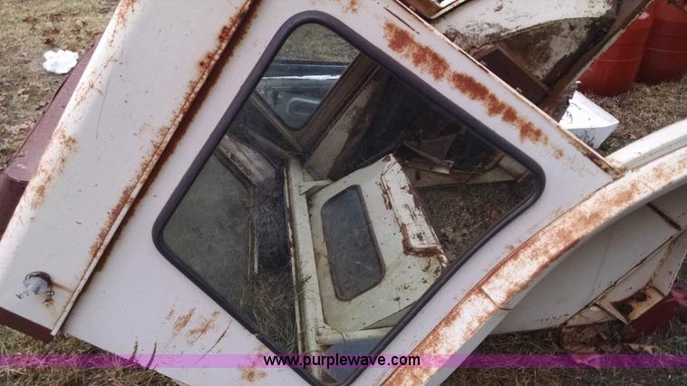 image for item AX9485 International tractor cab