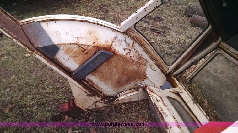 image for item AX9485 International tractor cab