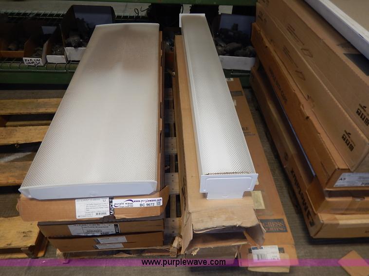 image for item BC9672 (13) assorted light fixtures