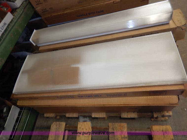 image for item BC9672 (13) assorted light fixtures