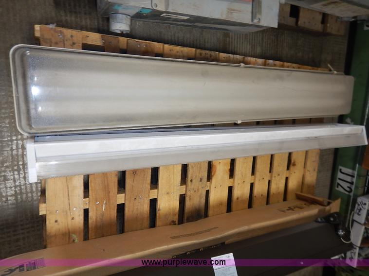 image for item BC9672 (13) assorted light fixtures