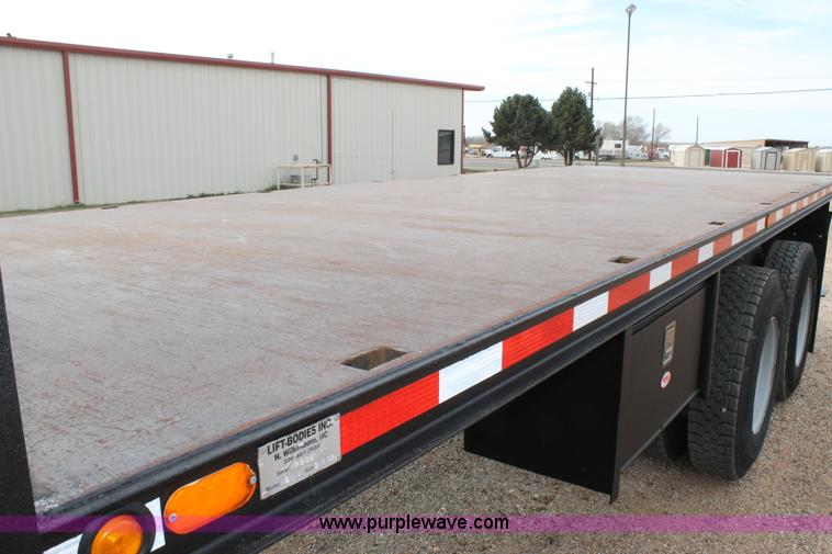 image for item H1575 2002 Chevrolet C8500 flatbed truck