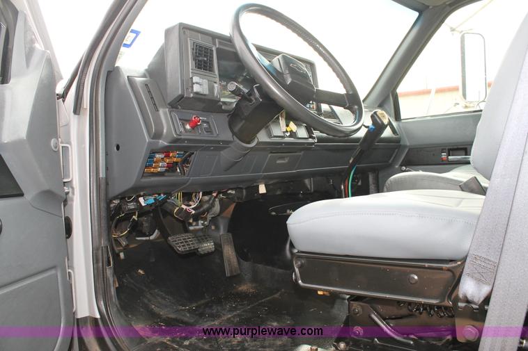 image for item H1575 2002 Chevrolet C8500 flatbed truck