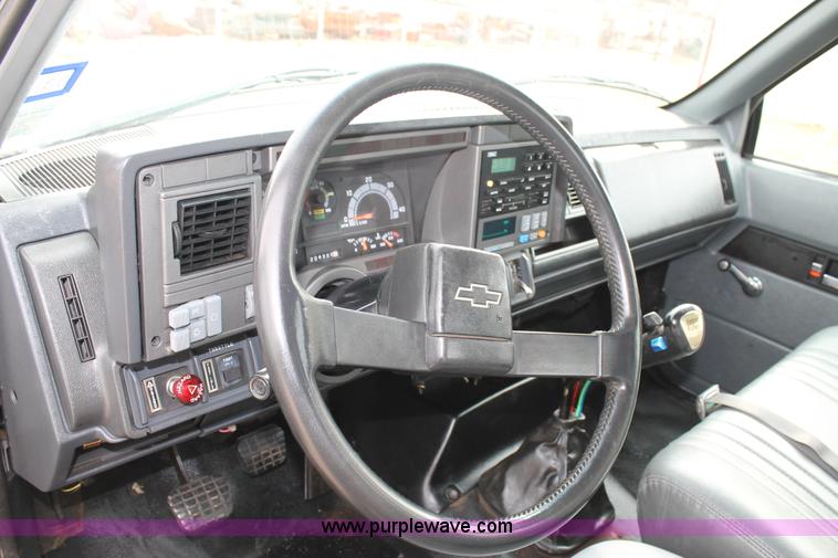 image for item H1575 2002 Chevrolet C8500 flatbed truck