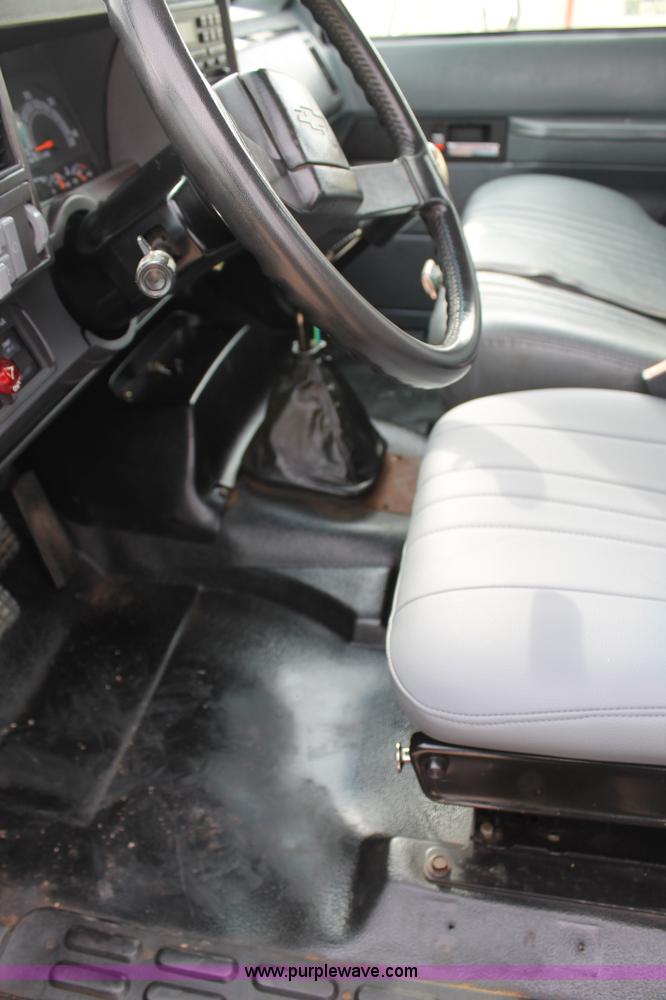 image for item H1575 2002 Chevrolet C8500 flatbed truck