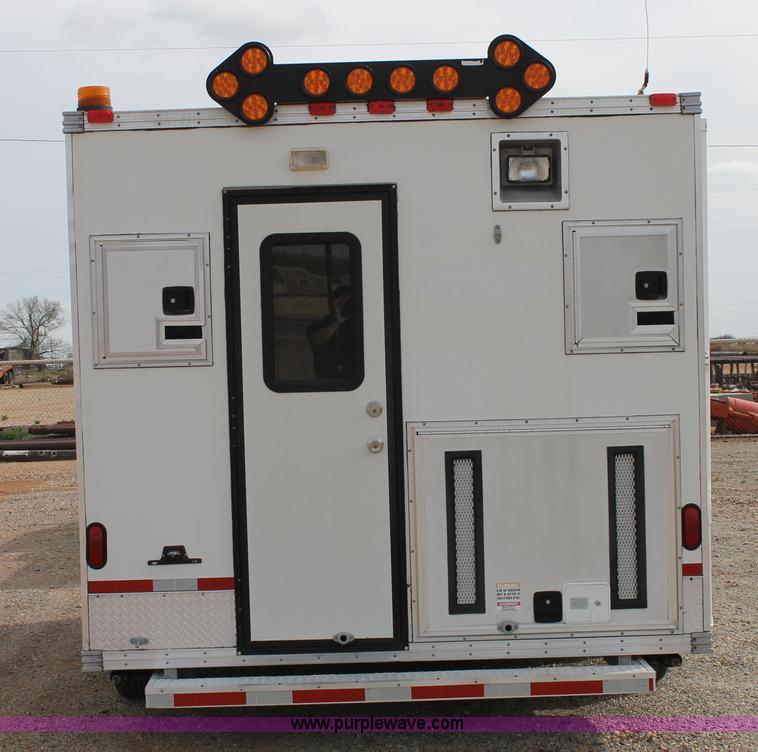 image for item H1576 2002 Coachcraft enclosed fiber optics splitting trailer