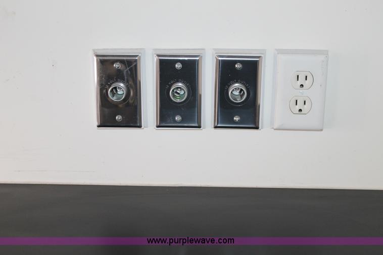 image for item H1576 2002 Coachcraft enclosed fiber optics splitting trailer