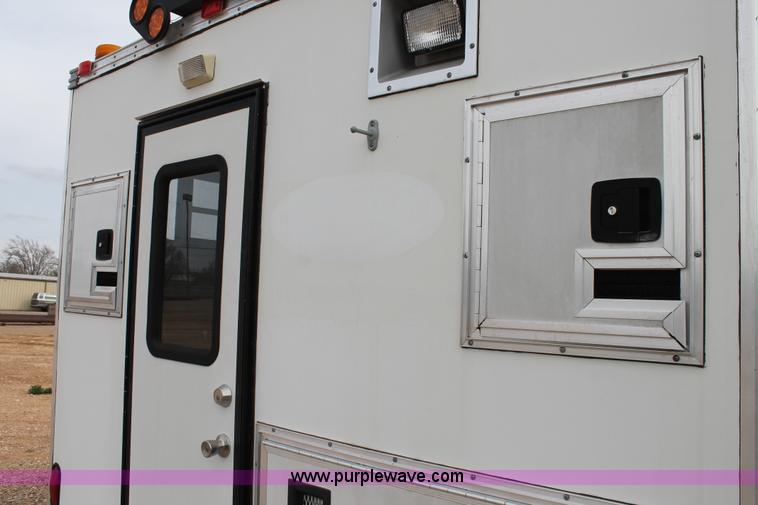 image for item H1576 2002 Coachcraft enclosed fiber optics splitting trailer