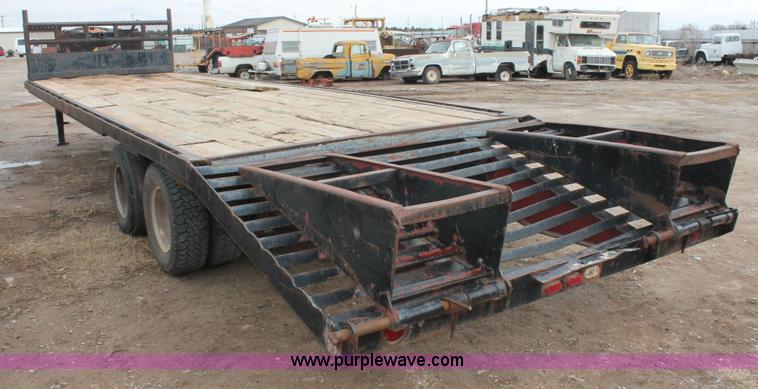 image for item H5904 1984 gooseneck flatbed trailer