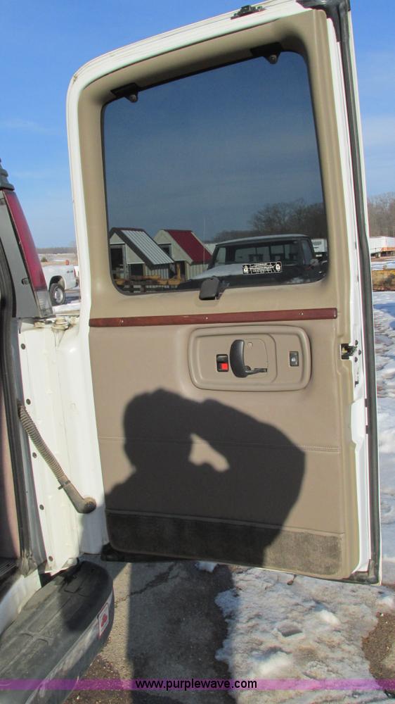 image for item I3090 2002 Chevrolet Express 1500 Colonial Explorer conversion van