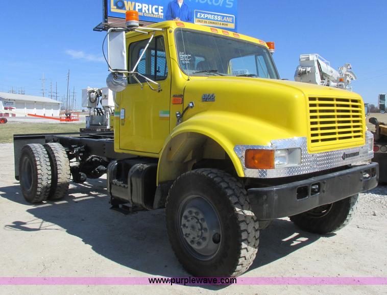 image for item K2065 2000 International 4800 truck cab and chassis