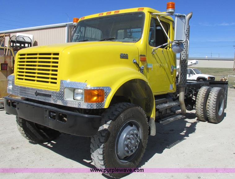 image for item K2065 2000 International 4800 truck cab and chassis