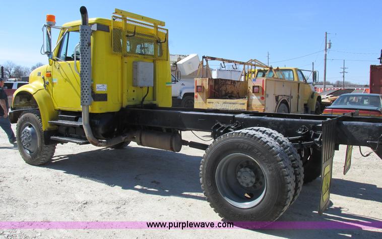 image for item K2065 2000 International 4800 truck cab and chassis