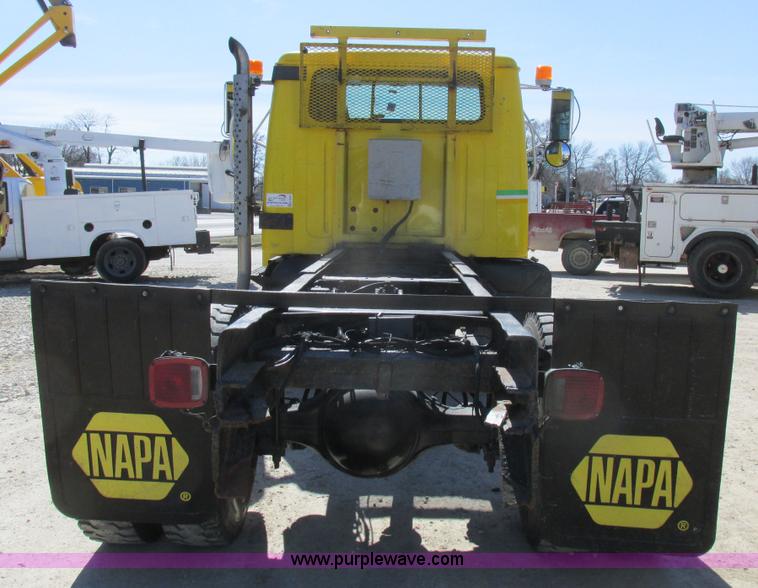 image for item K2065 2000 International 4800 truck cab and chassis