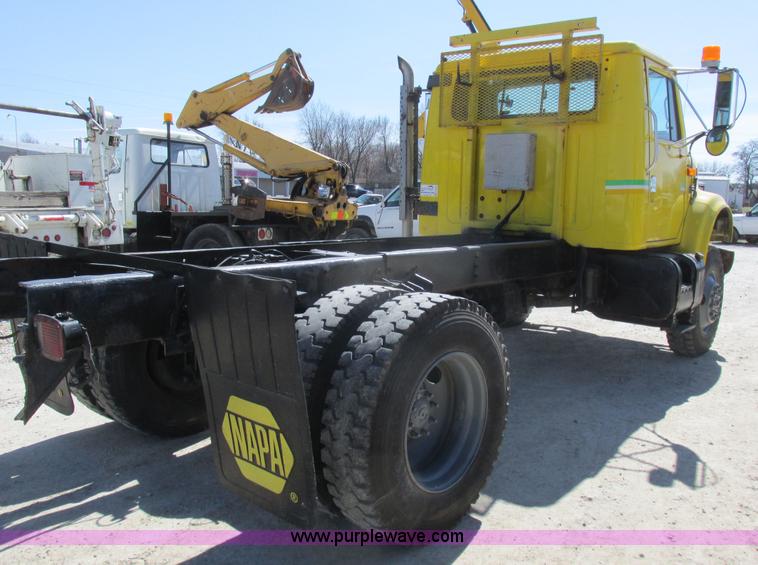 image for item K2065 2000 International 4800 truck cab and chassis