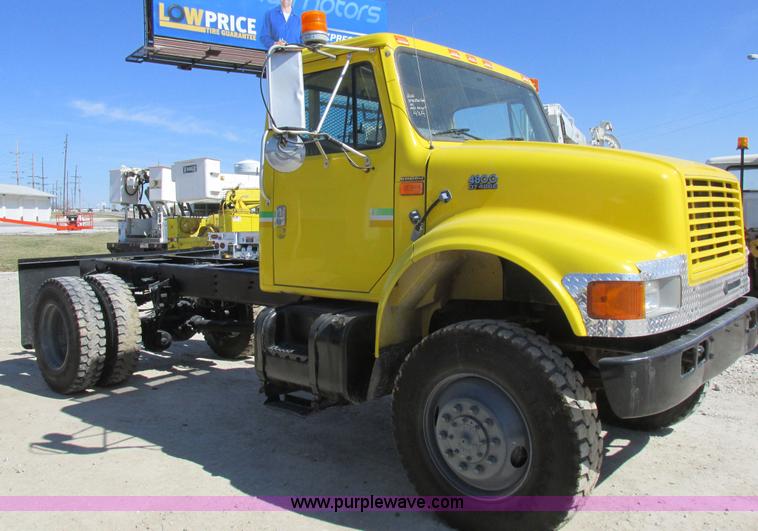image for item K2065 2000 International 4800 truck cab and chassis