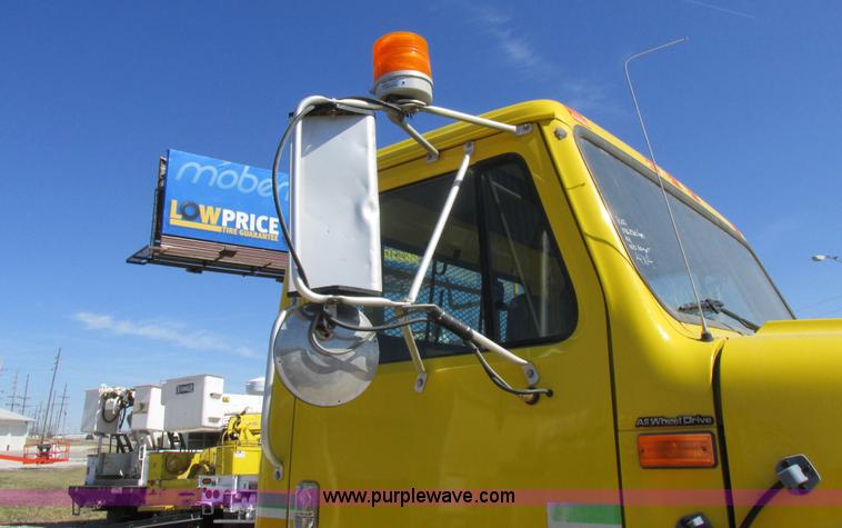 image for item K2065 2000 International 4800 truck cab and chassis