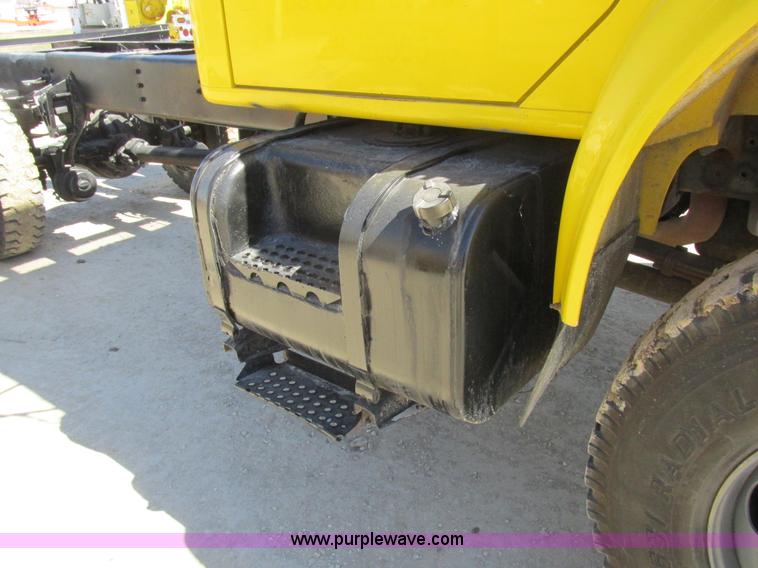 image for item K2065 2000 International 4800 truck cab and chassis