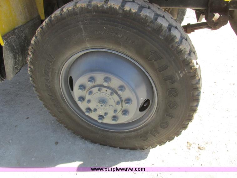 image for item K2065 2000 International 4800 truck cab and chassis